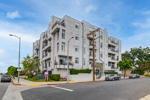 5605 Gentry Ave in Valley Village, CA - Foto de edificio - Primary Photo