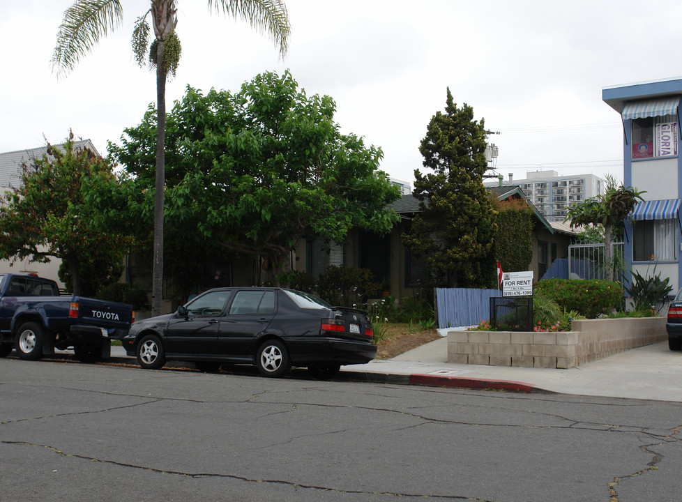 3835 Herbert St in San Diego, CA - Foto de edificio