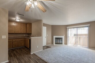 Hastings Ranch in Carmichael, CA - Foto de edificio - Interior Photo