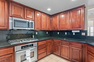 301 W G St, Unit 404 in San Diego, CA - Foto de edificio - Building Photo