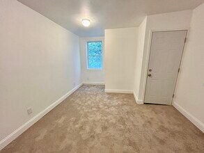 8 Linden Ave, Unit 2B in Troy, NY - Foto de edificio - Building Photo