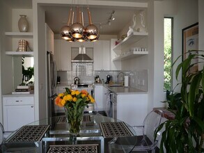 8960 Cynthia St, Unit 111 in West Hollywood, CA - Building Photo - Building Photo