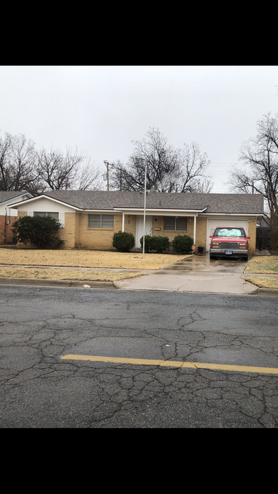 5223 42nd St in Lubbock, TX - Building Photo