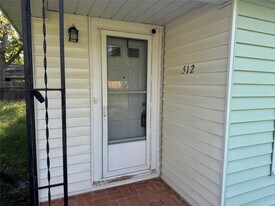 512 Rice St in Angleton, TX - Building Photo