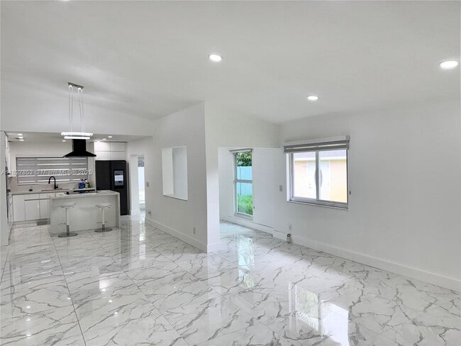 921 SW 112th Ave in Pembroke Pines, FL - Building Photo - Building Photo