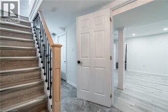 404 Stone Church Rd E in Hamilton, ON - Building Photo - Building Photo