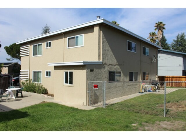 1584 Blossom Hill Rd in San Jose, CA - Foto de edificio - Building Photo