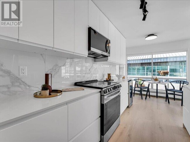 33-4133 Chesterfield Pl in North Vancouver, BC - Building Photo - Building Photo