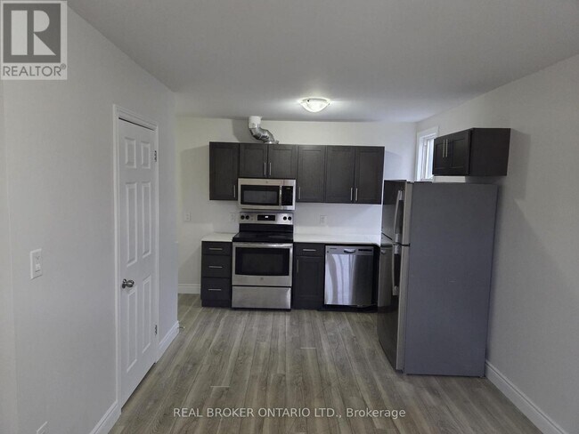 917 Main St E in Hamilton, ON - Building Photo - Building Photo