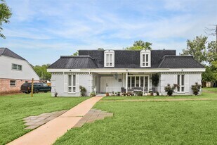 7511 Theisswood Rd in Spring, TX - Building Photo