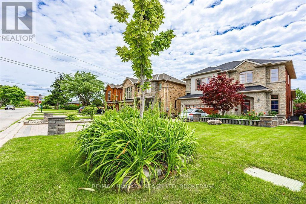 33 St Andrews Blvd in Toronto, ON - Building Photo