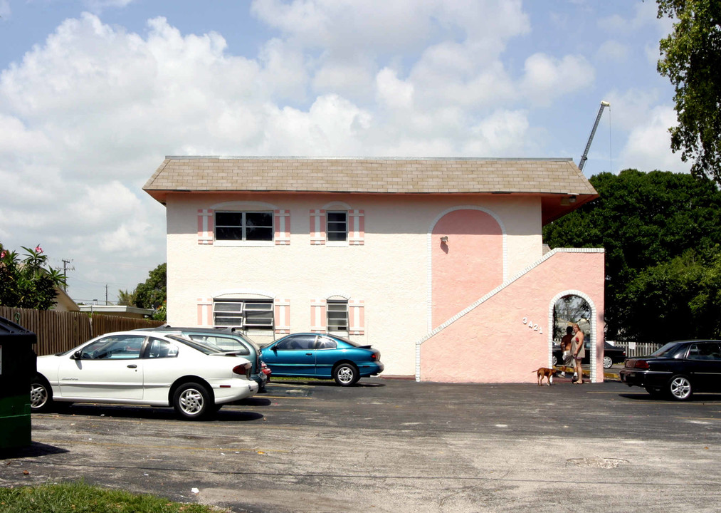 3421 NE 15th Ave in Oakland Park, FL - Foto de edificio