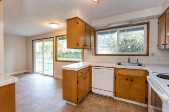 9370 SW Killarney Ln in Tualatin, OR - Building Photo - Building Photo