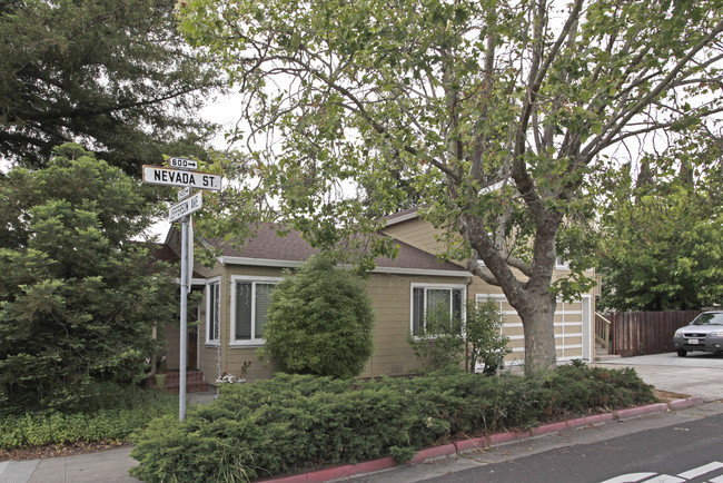 2329 Jefferson Ave in Redwood City, CA - Foto de edificio - Building Photo