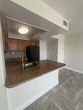 708 Executive Center Dr in West Palm Beach, FL - Foto de edificio - Building Photo