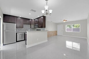 8 NE 14th Ave, Unit 2 in Pompano Beach, FL - Building Photo