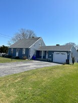 10 River St in Bristol, RI - Building Photo