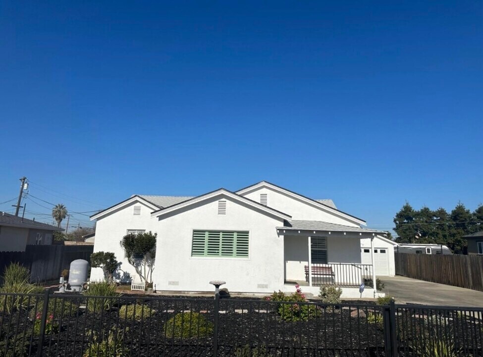 501 Springer Ln in Lodi, CA - Building Photo