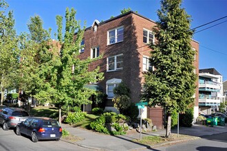 Briar Crest Apartments in Seattle, WA - Building Photo - Building Photo