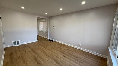 4837 Hull St, Unit 1E in Skokie, IL - Building Photo - Building Photo
