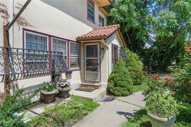 323 Wolfs Ln in Pelham, NY - Building Photo - Building Photo