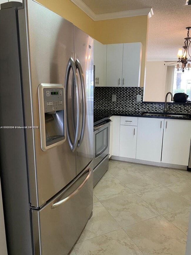 2142 Madeira Dr in Weston, FL - Building Photo - Building Photo