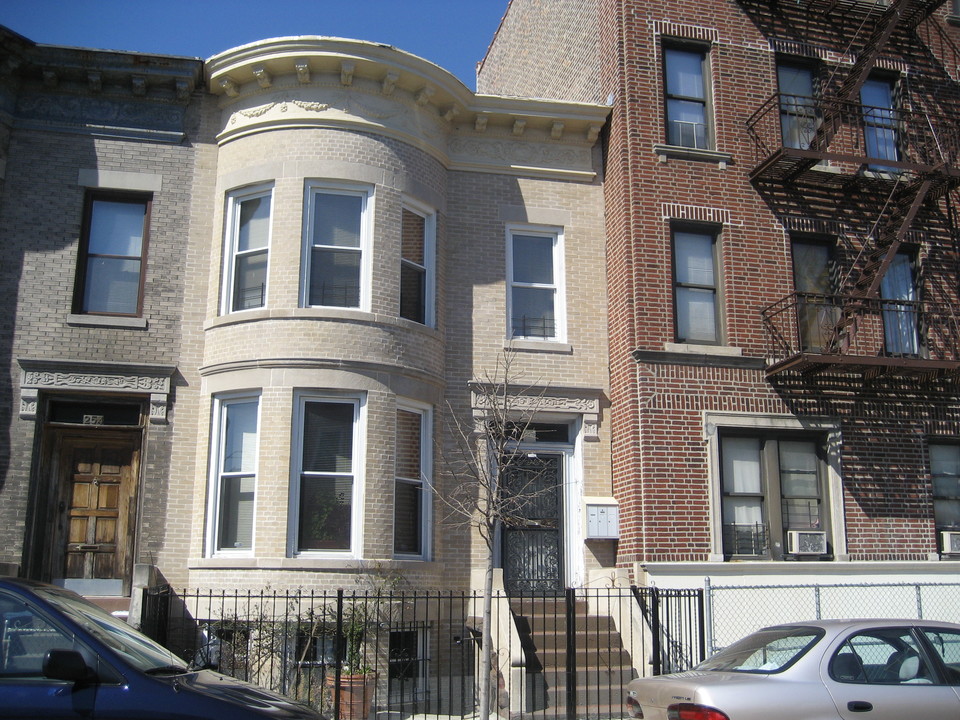 252 E 23rd St in Brooklyn, NY - Building Photo