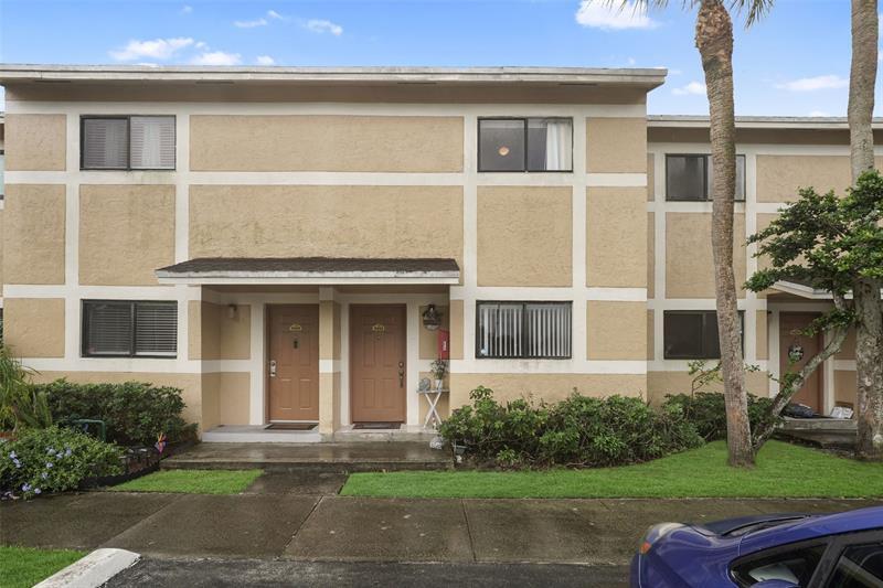9468 S Palm Dr in Pembroke Pines, FL - Building Photo