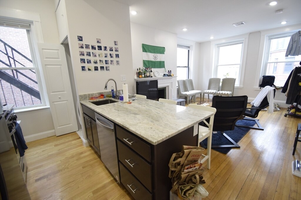 48 Gloucester St, Unit 2 in Boston, MA - Building Photo