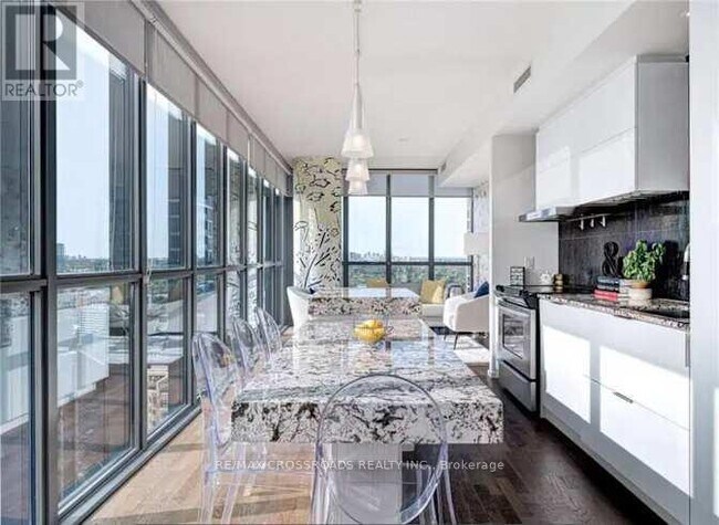 101 Charles St E in Toronto, ON - Building Photo - Building Photo