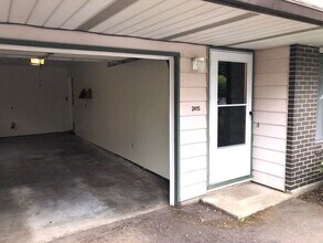 Town Terrace Apartments in Vancouver, WA - Building Photo - Building Photo