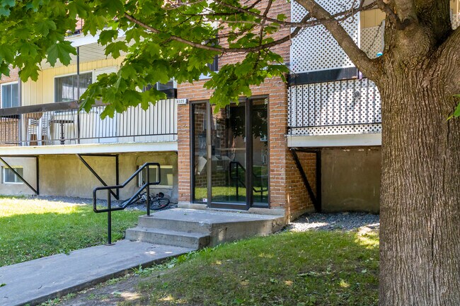 6325 Bonaventure in Brossard, QC - Building Photo - Building Photo