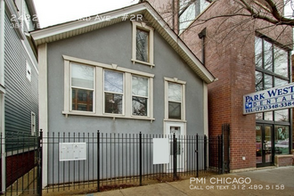 2422 N Ashland Ave in Chicago, IL - Building Photo - Building Photo