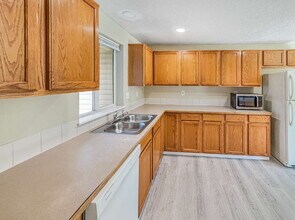 15704 NE Milton Pl in Portland, OR - Foto de edificio - Building Photo