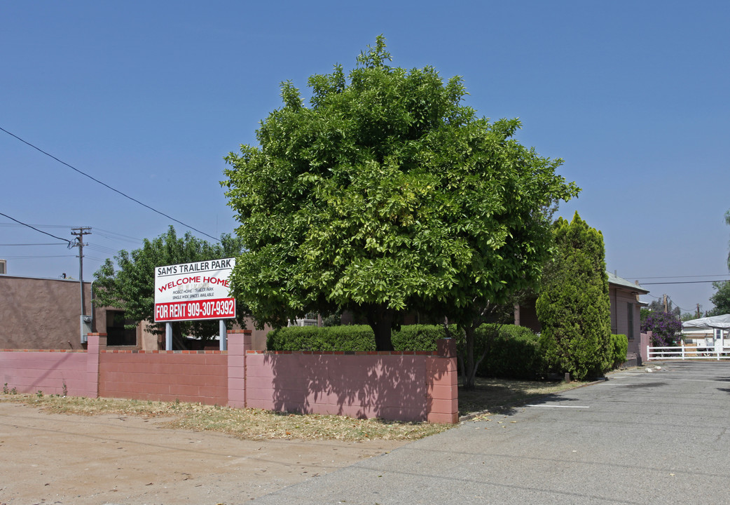 Hidden Oasis Mobile Home Park in Riverside, CA - Foto de edificio