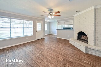 11907 Cedarcliff Dr in Houston, TX - Foto de edificio - Building Photo