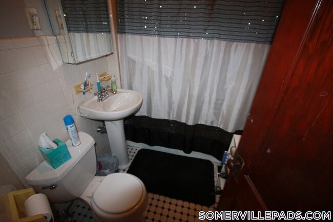 243 Summer St, Unit 1 in Somerville, MA - Foto de edificio - Building Photo