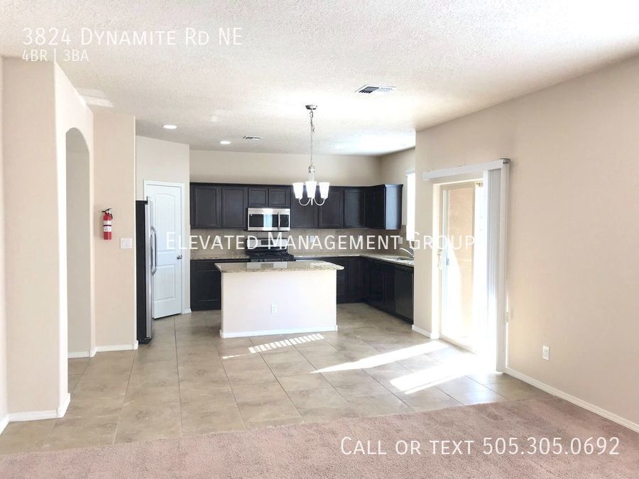 3824 Dynamite Rd NE in Rio Rancho, NM - Building Photo