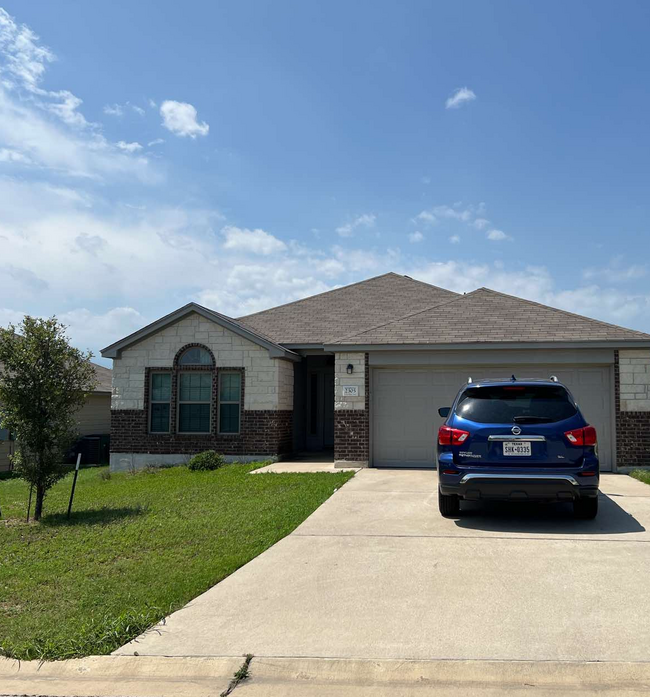 property at 2305 Vicksburg Ln