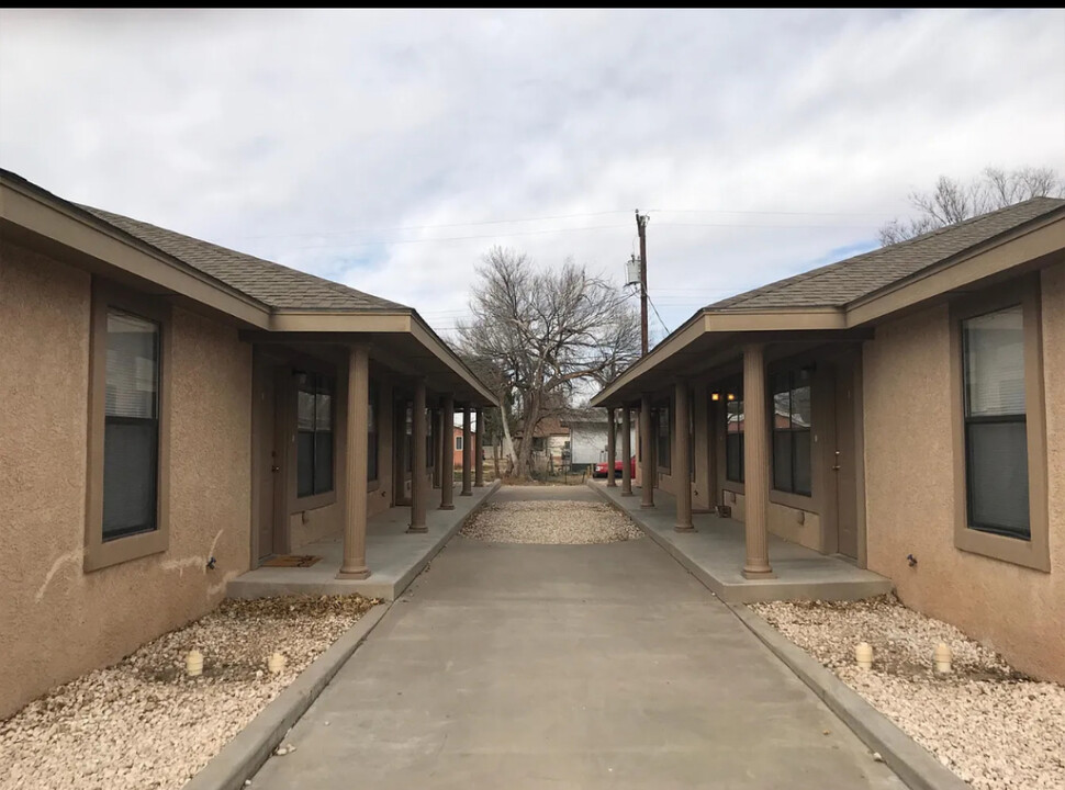 728 W 17th Ln in Portales, NM - Foto de edificio