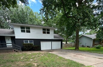 3332 S Southlyn Pl in Springfield, MO - Building Photo - Building Photo