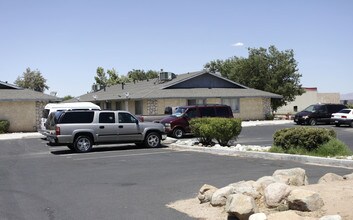 16562 Willow St in Hesperia, CA - Foto de edificio - Building Photo