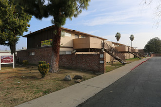 CHATEAU VILLA APARTMENTS in Bakersfield, CA - Building Photo - Building Photo