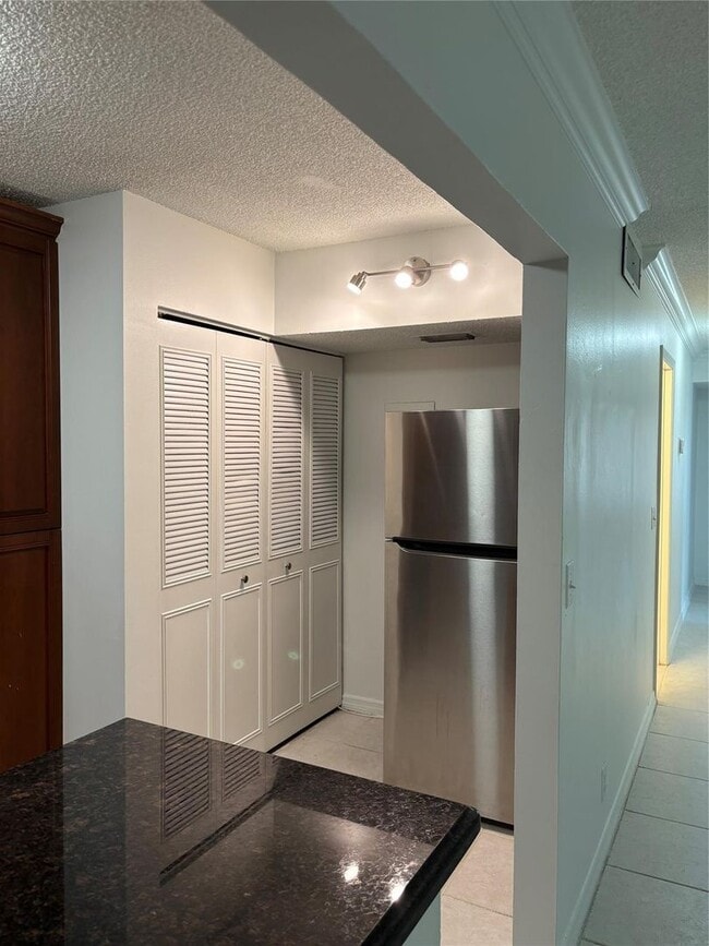 711 Sunny Pine Way in Greenacres, FL - Foto de edificio - Building Photo
