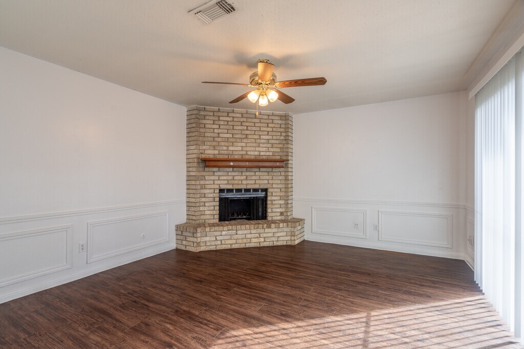 Oak Hollow Condos Apartments in Alvin, TX