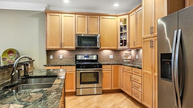 203 Center Meadow Ln in Danbury, CT - Building Photo - Building Photo