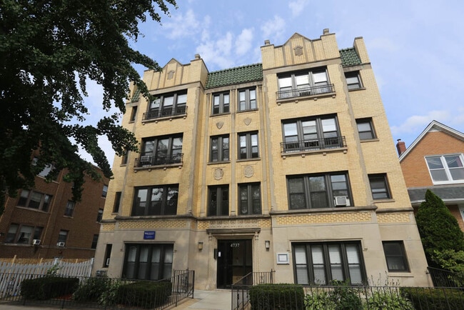 property at 4742 N Hermitage Ave