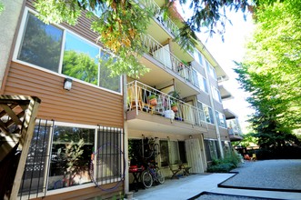 Thomas Manor Apartments in Seattle, WA - Building Photo - Building Photo