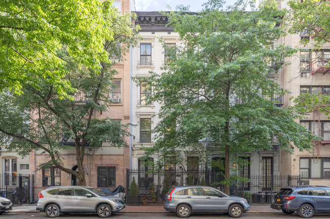 422 E 85th St in New York, NY - Foto de edificio - Building Photo