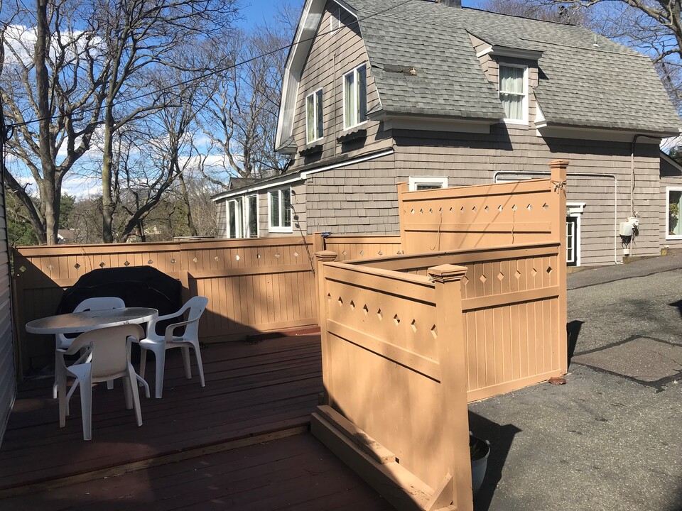 16 High St in Port Washington, NY - Building Photo